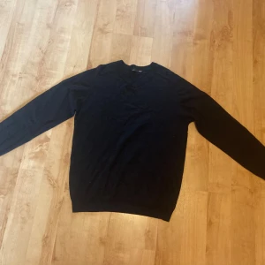 Svart stickad tröja Lager 157 - Finstickad svart tröja från Lager 157, storlek M