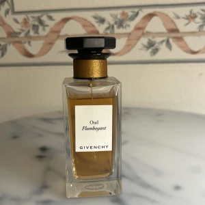 Oud Flamboyant från Givenchy - Säljer en lyxig parfymflaska av Oud Flamboyant från Givenchy. Parfymen har en djup, gyllene färg som verkligen ger en känsla av exklusivitet. 100ml Flaska.
