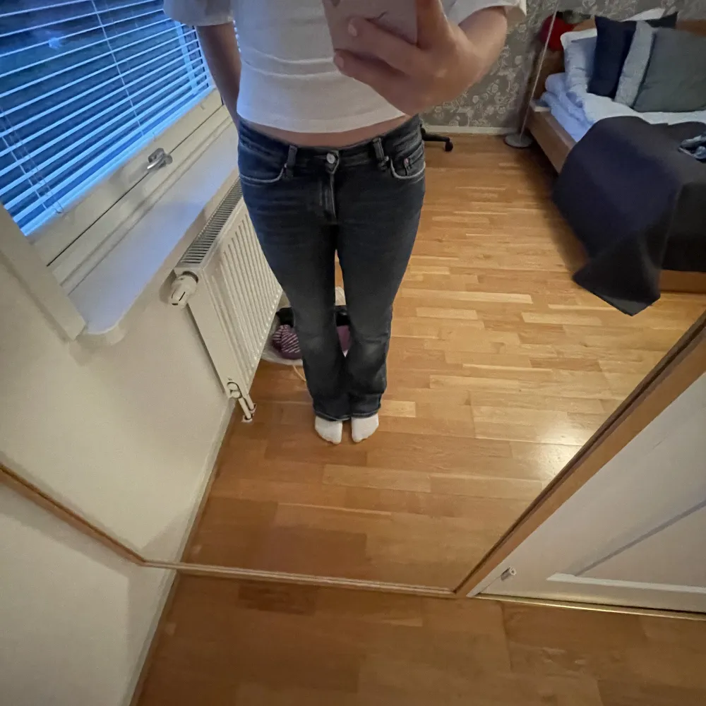 Säljer dessa supersnygga bootcut jeans från Gina tricot. I storlek 34 och passar nån mellan 160-170🥰. Jeans & Byxor.