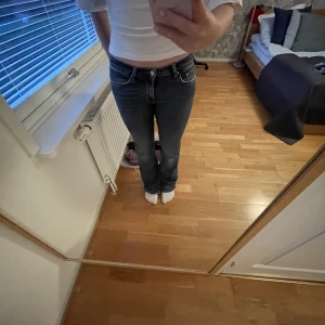 Bootcut jeans gina - Säljer dessa supersnygga bootcut jeans från Gina tricot. I storlek 34 och passar nån mellan 160-170🥰
