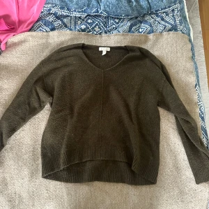 Tjocktröja  - Säljer denna tröja då färgen inte riktigt passar mig. Den är i fint skick förutom att den är lite ruggig.