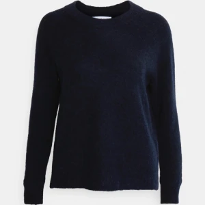 Selected Femme Tröja - Intressekoll på min jättefina stickade tröja från Selected Femme. Den är ny och har inga defekter köpt för 599. Skicka för fler bilder💞