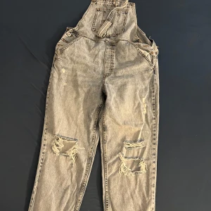 Jeans  - Jeans med hängslen. Knapt användt men i fint skick.