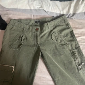 Cargo byxor  - Cargo byxor vida ben och lågmidja 