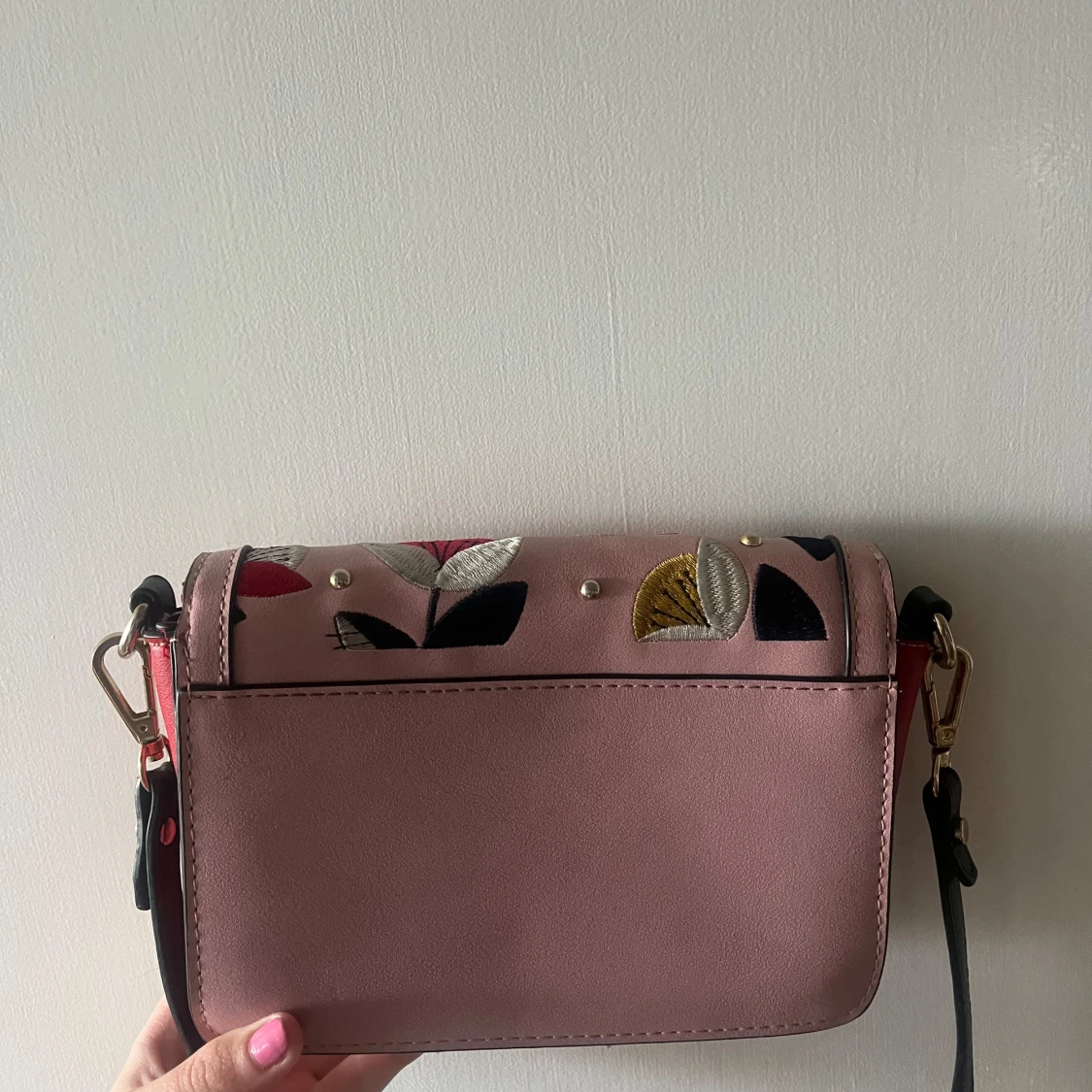 Fin detaljerad handväska - 93