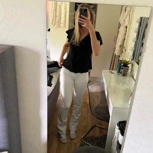 Vita bootcut jeans - Vita bootcut jeans från bikbok, knappt använda o är därav i väldigt bra skick🤍storlek xs, köptes för 599kr