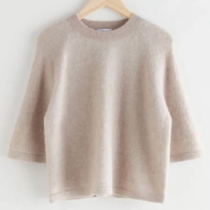 &otherstories stickad t-shirt  - Säljer min fina & other stories tröja i alpackaull. Den är i nyskick och knappt använd💕Pris kan diskuteras