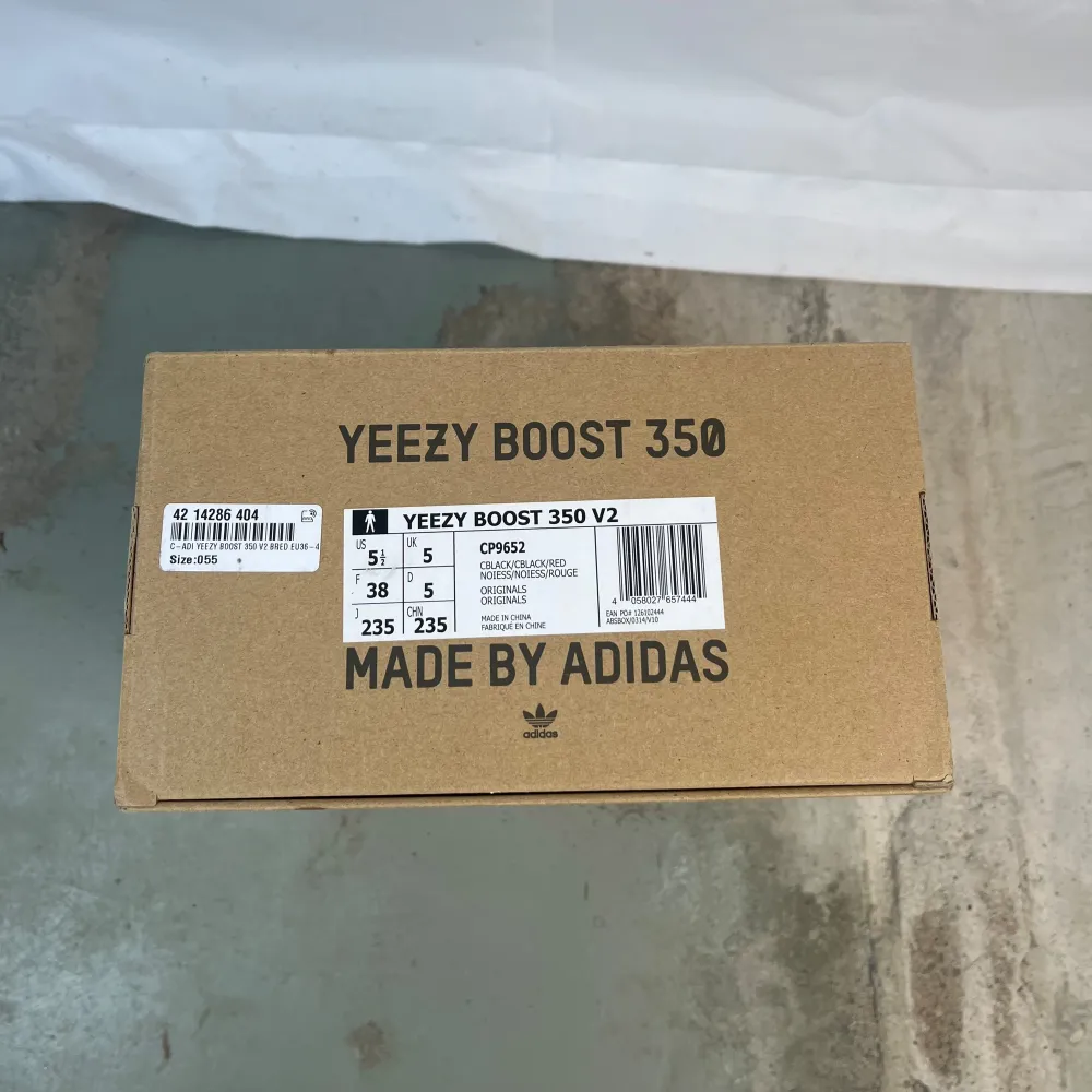 Adidas YEEZY BOOST 350 är en populär sneaker designad av Kanye West i samarbete med Adidas.   Årgång 2020 Orginalkartong och kvittot finns Storlek UK 5 (EUR 38). Skor.