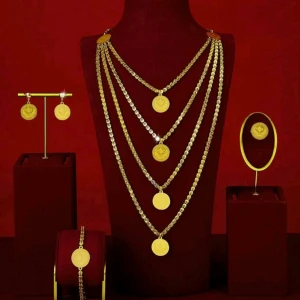 Guldsmycken - De är nya, inte äkta guld. Men färgen försvinner inte.  200 kr/st