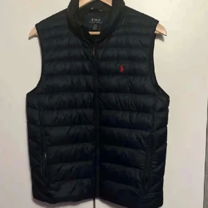 Ralph Lauren väst - Säljer en väst från ralph Lauren som är i ny skick, passar till S/M. Vid fler frågor är det bara att skriva.