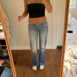 Lågmidjade vintage jeans  - Midjemått( rätt över): 38cm  Inerbenslängd: 82cm   Köp dem via ”KÖP NU” eller Swish  Modellen är 170 cm, inga defekter 💕