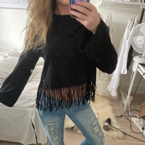 Tröja med fransar - Är osäker på om jag vill sälja den här tröjan men intressekoll iallafall ❤️ kan sälja vid bra bud 