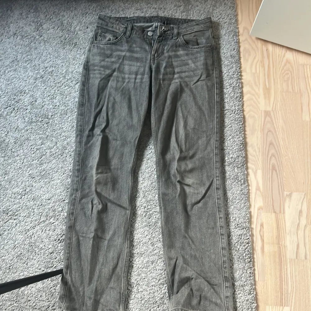 Säljer ett par grå arrow low jeans ifrån weekday. Nypris 590kr. De är i bra skick och bästa inte ens använda. . Jeans & Byxor.