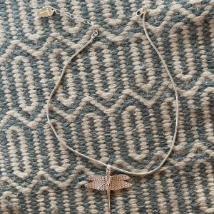Dragonfly Halsband - Halsbandet är köpt från ioakus hemsida. Den är super snygg och gjort av metall så den rostar inte,  är i nytt skick och inte blivit till användning mycket men har tyvär inte lådan kvar. Skriv för flera bilder ❤️