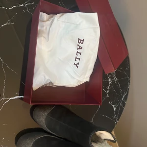 Bally skor  - Bally skor stl 38 med dustbag och kartong  Väldigt fint skick knappt använda! Kvitto finns.