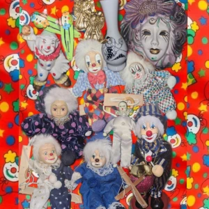 Clown paket🔥 - ❗2 hårspännen❗2 broscher❗1vas❗1 liten clown helt i porcelin❗1 stort porcelins huvud❗ 7 övriga clowner❗ (mestadels vanliga porcelins dockor) övrig information finner du på enskilda annonser❗säljer allt tillsammans för 249😝 