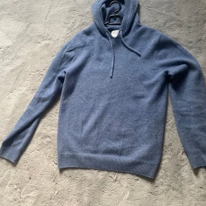 Merino hoodie  - Tja, säljer just nu denna merino hoodie då den inte kommer till användning, tröjan passar runt 175/180 