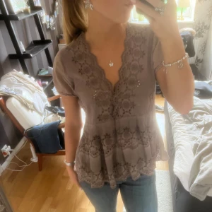 Söt topp - Jättesöt beige/brun topp🤎  Kontakta mig vid frågor 💗 Pris kan diskuteras !!!💗