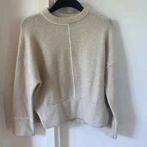 Beige stickad tröja med mönster - Beige stickad tröja med mönster på i storlek Xs. Tröjan är från Zara och är knappt använd💓