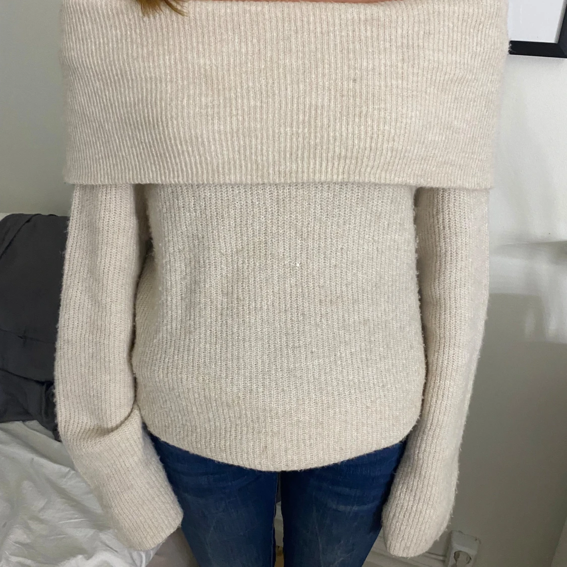 Beige stickad offshoulder tröja från H&M