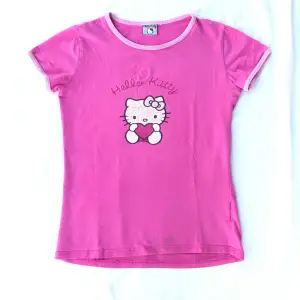 så söt vintage Hello Kitty t-shirt i super mjukt och lent material med lite stretch 💗uppskattar till storlek xxs-xs, skavanker syns på bilderna