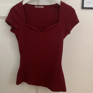 Tröja  - Jättefin vinröd tröja, sitter väldigt bekvämt🥰