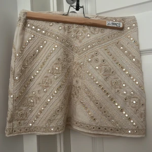 Detaljerad kjol  - Zara kjol med massa detaljer aldrig använd då den är för stor (lappen är däremot bortdragen). Nypris 799. Priset kan diskuteras, köparen står för frakten.