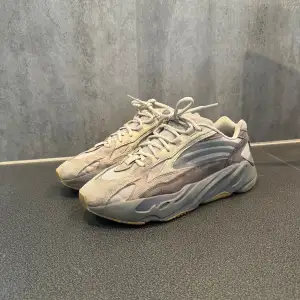 Säljer dessa Yeezy 700 v2 tephra, skorna är i väldigt bra skick. Pris kan diskuteras!