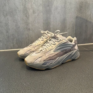 Yeezy - Säljer dessa Yeezy 700 v2 tephra, skorna är i väldigt bra skick. Pris kan diskuteras!
