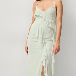 Långklänning - Super fin långklänning med volanger i jätte bra skick då den endast är använd en gång! Ordinarie pris är 499! Pris kan diskuteras😊