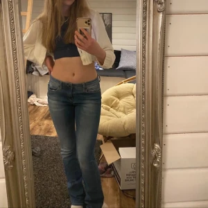 Lågmidjade bootcut jeans - Jättefina men var för små för mig så måste därför sälja 💗 Innerben: 79 Midjemått rakt över: 37 Grenmått: 21;5  Inga defekter!!
