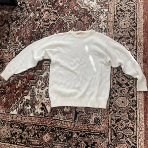 Fin stickad kappa tröja - Fin stickad tröja från Kappa🤍köpt vintage, condition 7/10. Oklart vilken storlek men skulle uppskatta passar alla beroende på vilken passform du vill ha. Jag bär vanligtvis xs/s och på mig är den lite oversized🧸