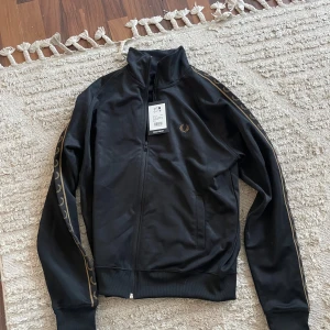 Fred Perry tjocktröja helt ny  - Helt ny kostar nypris 1700:- är på rea just nu för 1100:- på boozt   Mitt pris är endast 800:- 