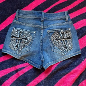 Y2k shorts - Nya men var förstora det är lowwaisted/midwasited för mig💞bra skick och sköna original priset är 270 från shien ❤️