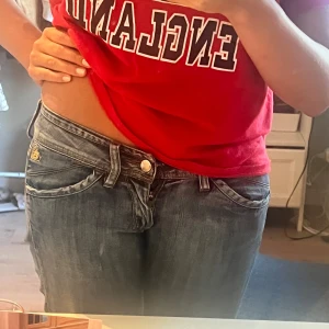 Roxy Lågmidjade jeans - Jättefina Roxy jeans med låg midja, i jättebra skick förutom att original knappen ramlade av. Man kan få med original knappen om man vill annars finns det en ersättare. Storleken är oklar men passar på mig som oftast har strl 36/34