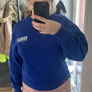 Blå sweatshirt  - Fin blå tröja i bra skick från Gina, använd ett antal gånger, säljer då den inte används mer. Står att det är storlek xxs men sitter som en Xs