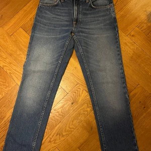 Nudie Jeans - Gritty Jackson - Blue Traces - Jeans från Nudie i färgen blue traces. Knappt använda. Nypris 1600 kr. W29, L30.