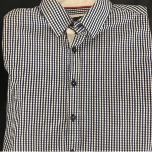 Blårutig skjorta - Säljer en snygg blårutig skjorta med klassisk krage och knappar hela vägen ner. Perfekt för både vardag och fest! Skjortan har långa ärmar och är i ett skönt material som känns bra mot huden.