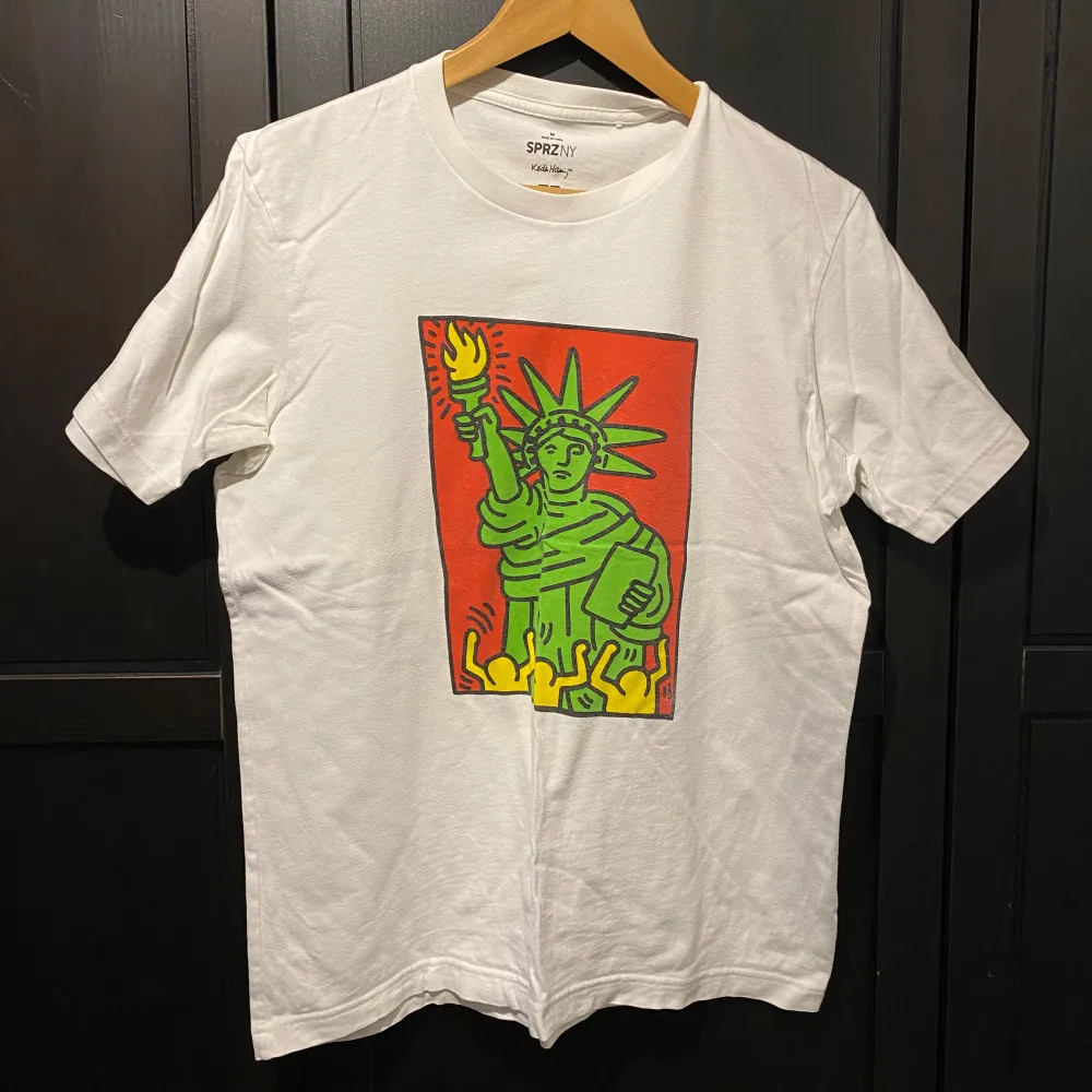 Säljer en Uniqlo X Keith Harring T-shirt.                             Gott skick. T-shirts.