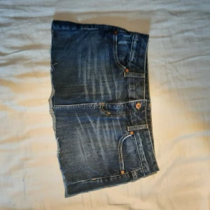 Supersnygg lågmdjad kjol - Jättefin lågmidjad jeans kjol!! Säljer för att den tyvärr var fel storlek. Utmärkt skick,  bara prövad. Kontakta mig vid minsta fråga 💕💕