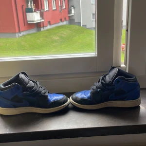 Jordan 1 mid  - Jag säljer dom för att dom är för små för mig, Skick 6/10 priset kan diskuteras 