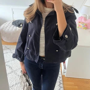 Kort kappa - Den perfekta jackan/korta kappan nu till hösten! I en snygg marinblå färg 💗💗💗 köpt vintage för 1000 kr 