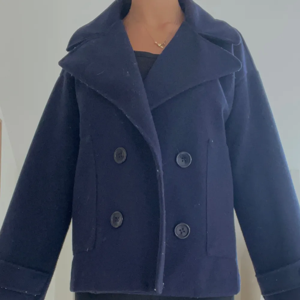 Säljer nu min superfina mörkblåa kappa från design by si. Superbra skick!! Perfekt nu till hösten/vintern. Nypris 757kr💞 kan absolut skicka fler bilder privat!!. Takit.