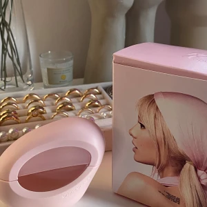Ariana Grande Mod blush parfym - Knappt använd! En söt och blommig doft.🌸 Köpte den för 595kr på lyko💖