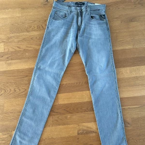 Replay Anbass Jeans  - Helt nya jeans! Köpta i fel storlek därför säljs dem.  Aldrig använda  Storlek ser ni på bild 4  Skriv vid frågor 