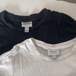 Tröja med puffärm  - En svart och vit tshirt från Vero moda med puffärm i storlek xs, säljer då dem inte kommit till användning på länge 1 för 80, 2 för 160