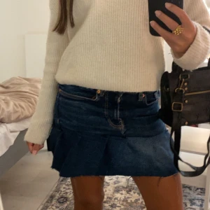 Jeans volangkjol - En kort Jeanskjol som är självsydd men jeansen från början är från zara. Passar nån mellan XS-S. Jättefin och i super skick. Pris går o diskutera 