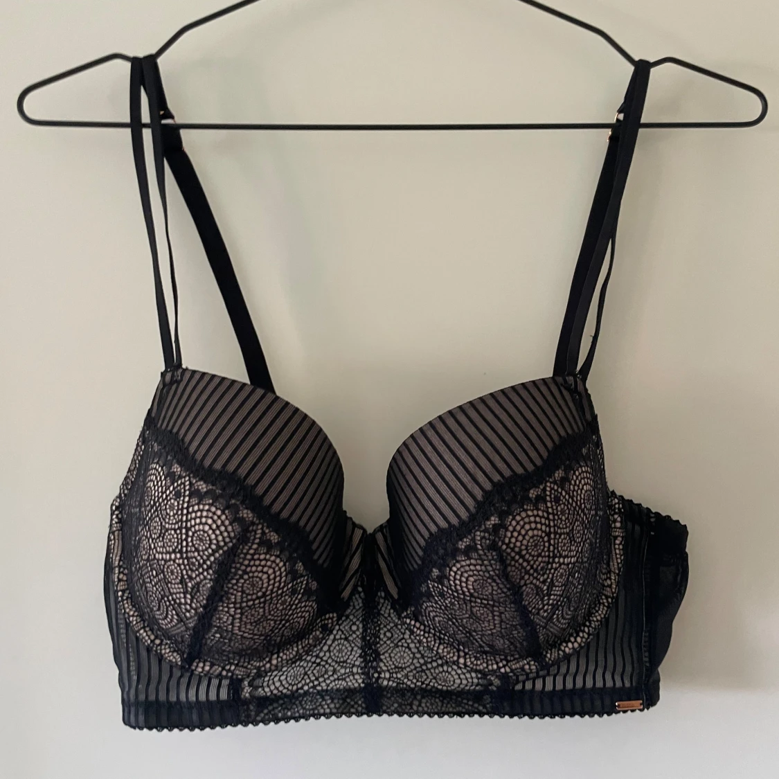 Svart spets-bh med randigt mönster