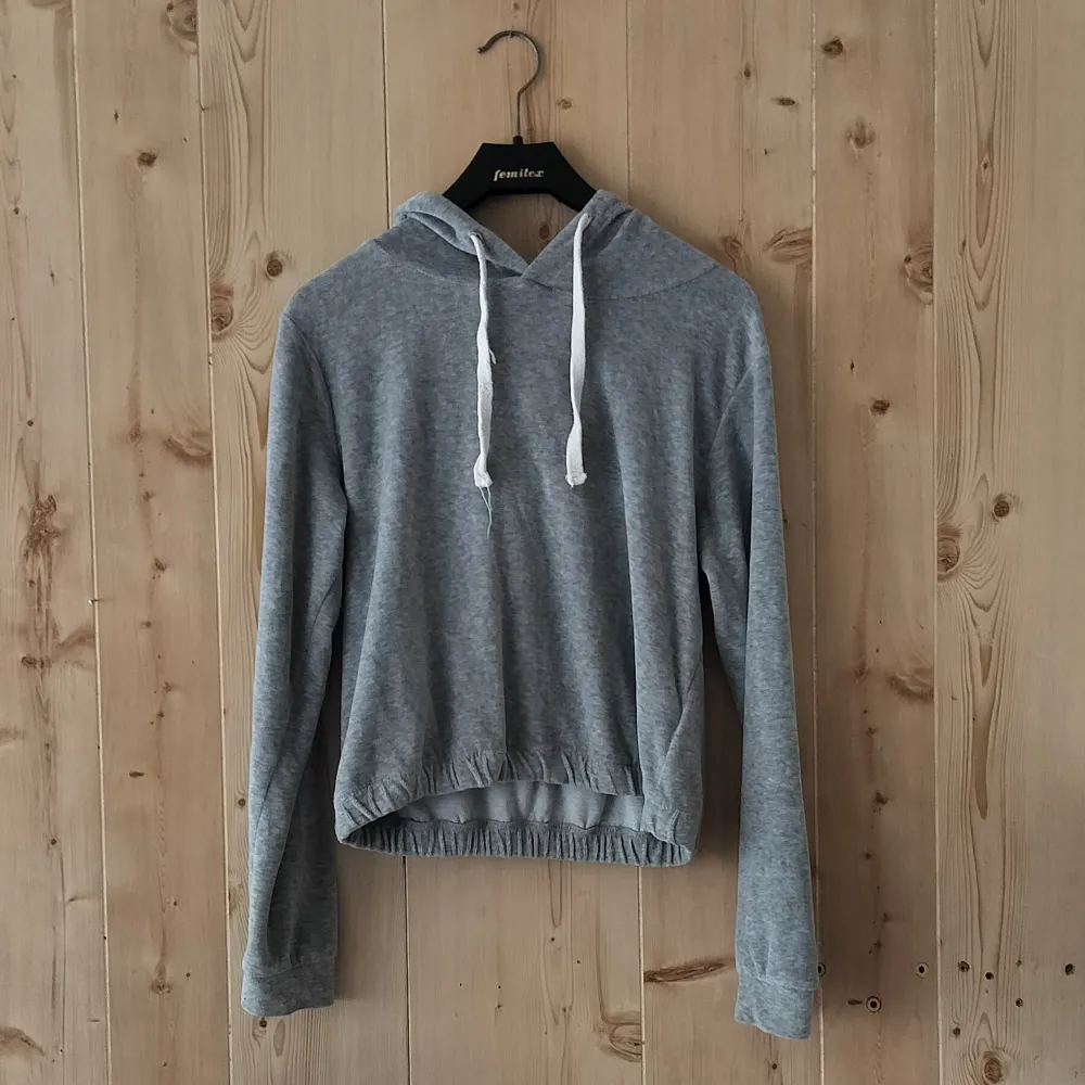 Säljer en supermjuk och bekväm grå hoodie från FB Sister. Den har en klassisk design med huva och vita dragsnören. endast upphämtning i Malmö. vid intresse smsa 0735865563.. Tröjor & Koftor.