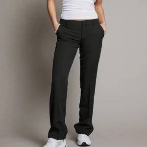 Lågmidjade kostymbyxor  - Superfina lågmidjade kostymbyxor köptes för 499 men säljer för 200. Passar på nån som är runt 160. Hör av er vid frågor❤️